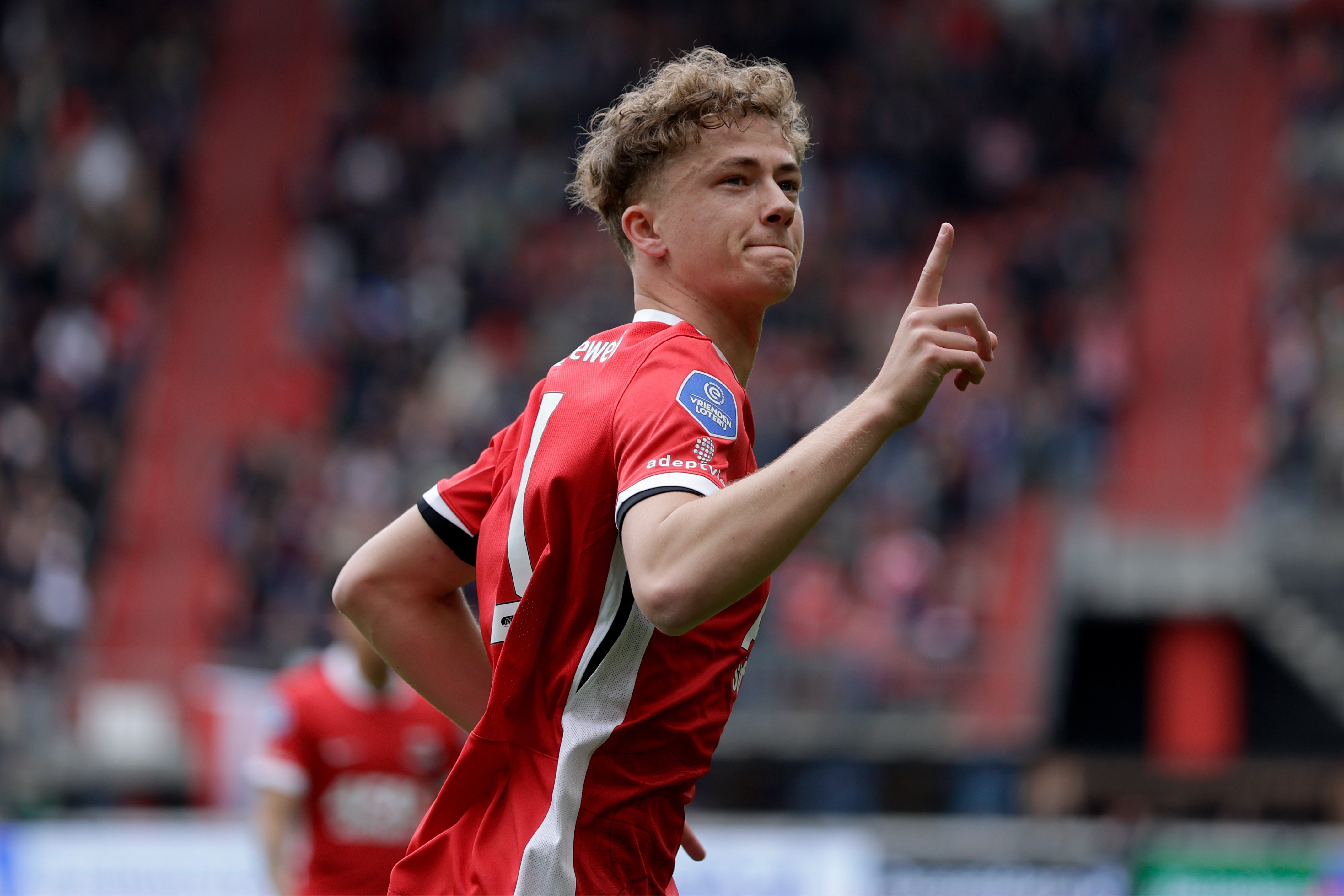 Sven Mijnans viert een doelpunt namens AZ. De middenvelder koos deze zomer voor een transfer naar PSV, ondanks serieuze interesse van Ajax.